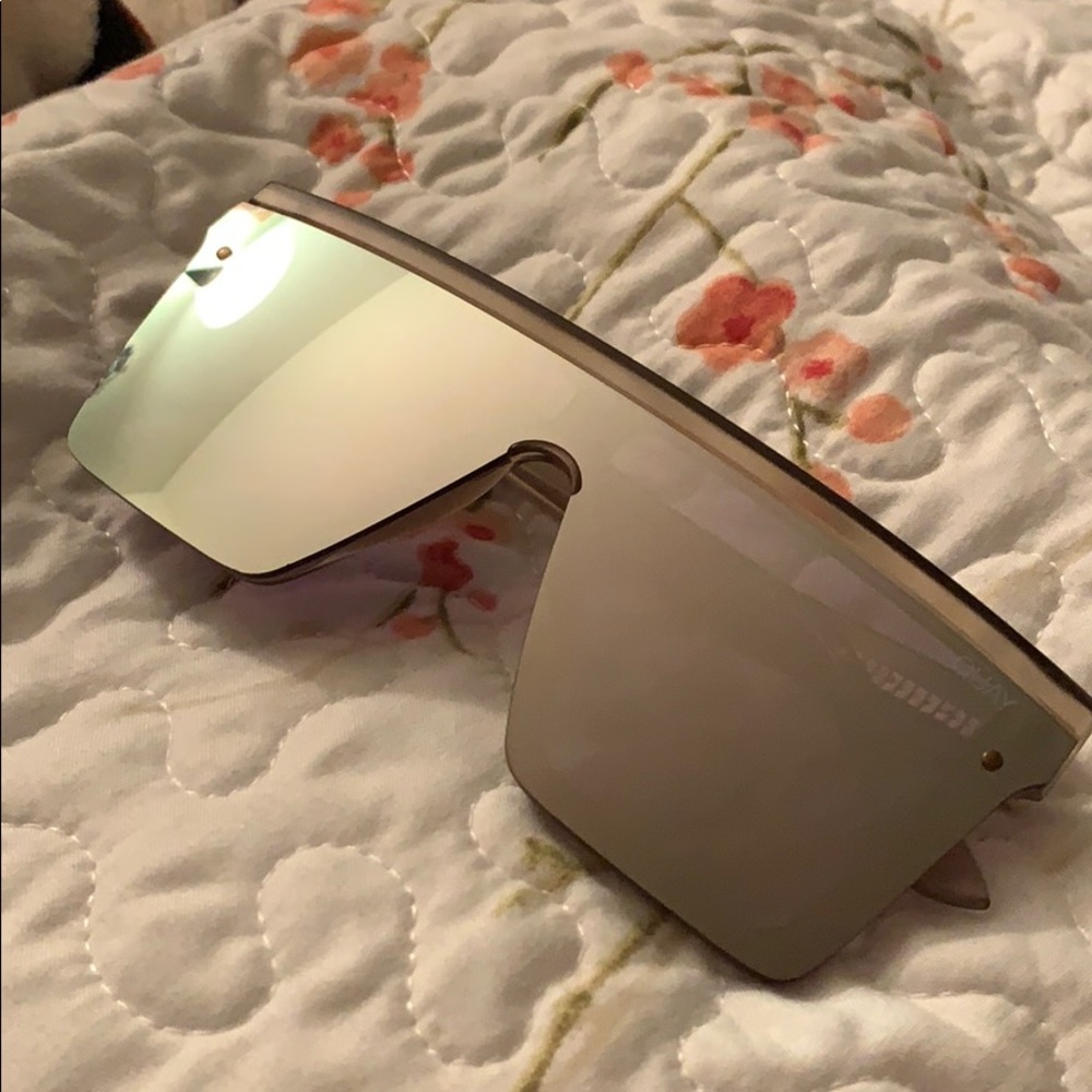 QUAY AUSTRALIA X ALYSSA VIOLET HINDSIGHT GOLD